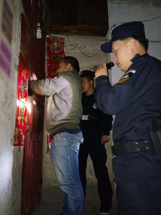 海西粗心妈妈误将幼女锁家中 民警全城寻开锁师傅开门